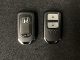 スマートキーを装備しています。鍵を差し込むことなくドアロックの開け閉めと、スタートボタン操作でのエンジンスタートができます。スペアキーも同じものを用意しております。