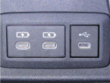 USB端子と充電用USB端子を装備しております。