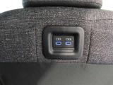 運転席後部に充電用端子ついてます