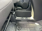 運転席の足元へ物が落ちるのを防ぐストッパー。