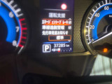見やすいスピードメーターと中央にはモニターがあり車の設定やタイヤのアングル確認もできます!!