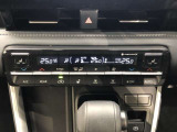 運転席、助手席別々に温度設定ができるデュアルエアコン装備です。男性が暑いと感じても、女性は寒いと感じる、そんな時の車内温度を別々に調節できるので、ストレスなくドライブをお楽しみいただけます。