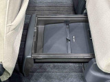 フロアに,直接置きたくない荷物はリアシートの足元からサッと引き出せる「置きラクボックス」へ!