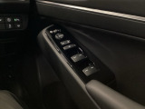 電動格納式リモコンドアミラーと、パワーウィンドウマスタースイッチ等は運転席ドアにあります。