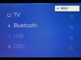 AM/FMチューナー、フルセグTV、Bluetooth接続、USB入力(動画・音楽再生/給電)、HDMI入力端子、スマートフォン接続、CD・DVDデッキを搭載。機能の詳細は、展示店舗までお尋ねください