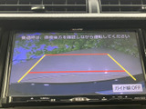 後方の様子を画面で確認しながら駐車でき、ガイド線も表示されています。車庫入れや駐車時の後方確認を助ける便利な装備です。周囲の安全を直接確認しながら、ゆっくり操作いただけます。