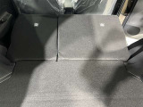 リアシートを倒すとフルフラットになり大きいサイズの荷物が積めます