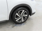 装着タイヤサイズは、195/60R17です。純正アルミホイールを装着しております。
