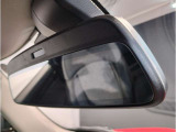 【ルームミラー一体型ETC車載器】ルームミラーの裏側に目立たない様に配置されたETCカード挿入口。スタイリッシュ且つ機能的なものとなっております。