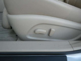 パワーシートになっておりますので、微調節が可能。運転がしやすい姿勢を取ることが出来ます。