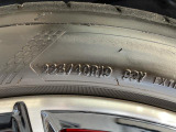 純正19インチアルミホイール。フロントは225/40R19