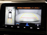 パノラミックビューモニターを装備。駐車場や交差点でクルマを真上から見るように周囲を確認できます。機能の詳細は販売店スタッフまでおたずねください。