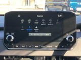 ラジオやBluetooth、USBなどの選択項目が画面に表示され、使いたい音源を選びやすい構成です。画面とボタン、ダイヤルを備え、日常の操作にも取り入れやすい装備です。