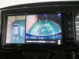 パノラミックビューモニター搭載。カメラで車両周囲の状況を映し出すため、狭い場所での駐車などに役立ちます。