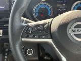 【ステアリングスイッチ】運転中視界をそらすことなくオーディオ操作ができます。