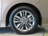 純正のアルミホイール装着車です。タイヤサイズは225/60R18です。