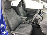 シックな色使いの運転席周りですね。すっきりとしたデザインで上品な色使いです。居心地の良い運転席、長く座ってられるリラックスできるデザインがいいですね。