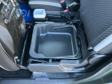 助手席シート下にはバッケットタイプの小物入れがあります。シューズや洗車道具など収納できます。