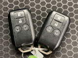 ドアの開閉時、両手が荷物で塞がっている時はキーレスでのカギの解除が大変ですよね。スマートキーはポケットやバッグに入れておけば、ノブに触れただけでロックの解除が可能です。とても便利な機能です。