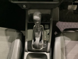 CVT車のセレクトレバーです。低速から高速まで、変速ショックのないスムーズな走りと、エンジン効率のよい領域を維持して燃費にも貢献します。