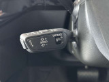 ●アダプティブクルーズコントロール『設定した速度で前方車両に追いつくと、安全な車間距離を自動で調整して前方車両を追従します。長距離ドライブでの疲労を軽減する大変重宝する機能です。』