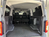 【多彩なシートアレンジ】背もたれを倒すとより多くの荷物を乗せることができます。