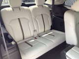 CX-80のサードシートに求めたのは 乗る人が心身ともに実感できる走りの楽しさと、上質な快適性です 乗員の身体をしっかり支えながら無理のない自然な姿勢を保ちやすい構造と性能です