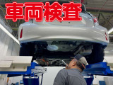 トヨタ認定検査員が、車の状態を検査します。 リフトに上げて、車の下回りなど細かなところまで、しっかりと検査します。