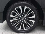 15インチアルミホイール(切削)が装着されています。タイヤサイズ165/55R15