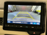 リバースギアに入れるだけで後方の表示へ切り替わります。夜間や雨の日の駐車も楽になりますよ。