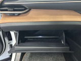 ちょっとしたところは収納ボックスにもなっています。車内はサイズも決まっているので、収納が少ないと思っているアナタ!ご安心ください。さまざまなところに収納が隠れているんです♪