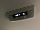 ルーフ中央にエアコン操作パネルがついていますので、2列目・3列目にお乗りの方も快適に過ごせます。