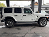 Jeep伝統の台形ホイールアーチになります。