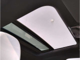 【サンルーフ】高級車のマストアイテムのガラス・サンルーフ。開放感のある室内空間を演出してくれます。