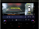 パノラミックビューモニター。車両を上から見たような映像を表示。運転席から目視しにくい車両周囲の状況をリアルタイムで確認できます。