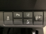 ハンドルの右側にはヘットライトリベライザーとHondaセンシング用のメインスイッチがついています。ヘッドライトリベライザーは道路状況や積荷の加重に応じてライトの高さを調節できます。