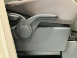 運転席はご自身の適切な運転ポジションへ移動可能なラチェットが付いております。