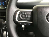 ステアリングスイッチ付き。前方から目を離すことなく操作することが可能です。