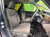 運転席まわりには十分なスペースがあり、大柄な方でもゆったり運転していただける環境です。