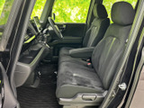 前席はゆったりとした座面と背もたれで、運転席・助手席ともに落ち着いて過ごせる空間です。窓から外を見渡しやすく、足元もすっきりしているため乗り降りもスムーズです。