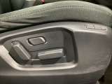 運転席にはパワーシートを装備!シート位置を記憶するメモリー機能付きなのでご夫婦で2名分セットすると便利です♪