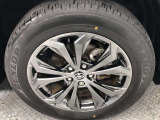 【純正アルミホイール】です!車両デザインに合わせてホイールをデザインしているため、見た目にもカッコイイアルミホイール♪洗車もラクチンで錆びません。