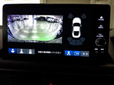 バックカメラの画像です。ガイドラインがスムースな車庫入れをサポートいたします。障害物との距離が近づくにつれてドライバーに警告音でお知らせするパーキングセンサー付き