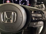 ハンドルにHondaセンシング系のクルーズコントロールやレーンキープアシストなどのスイッチが装備されています。ハンドルから手を離さず安全に操作できます。