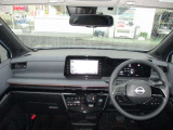 開放的で周囲が広く見渡せる運転席は車両の感覚がつかみやすくて安心安全です♪雨の日も視界良好、油膜や汚れの付着を防止するウィンドウ撥水の施工も承ります♪フロントガラスだけでなく、全ガラスに施工可能です☆