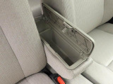 フロントセンターロアコンソールボックス。エコバッグや運転用の眼鏡やサングラスなどをしまっておくのにぴったり