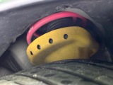 【ビルシュタイン製ダンパー】高速走行時の車両安定性を向上させてくれる人気の装備。街乗りの乗り心地も犠牲にせず、スポーティな走行をお楽しみいただけます♪