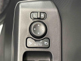 キーフリー連動で施錠時に格納します。降車の直前まで後方確認ができ、閉じ忘れも防げます。