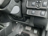 駐車ブレーキは手動式です