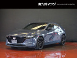 中古車専門再生工場にて熟練専任スタッフが丁寧に清掃、仕上げを実施しております。また、お客様に安心してご検討いただける様、公取協が定める基準に基づき車両検査を実施し、車両状態評価証を発行しております。